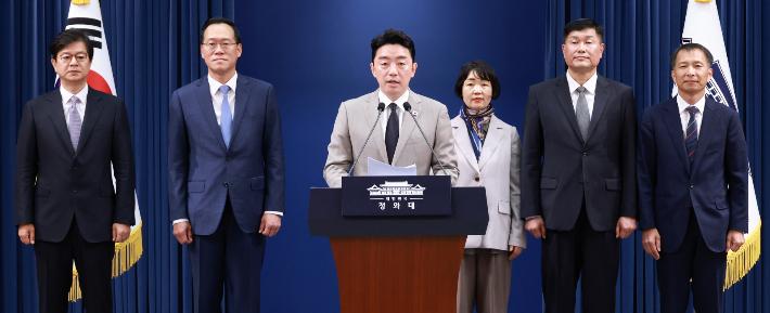 강훈식 비서실장이 21일 청와대 기자회견장에서 이재명 대통령이 새로 임명한 참모들과 인사 관련 브리핑을 하고 있다.  강 비서실장 뒤로 (왼쪽부터) 홍보소통수석 성기홍 전 연합뉴스 사장, 민정수석비서관 한찬식 김앤장법률사무소 변호사, 사회수석비서관 김경자 우석대 객원교수, 국가안보실 1차장 강건작 대통령직속 미래국방전략위원회 위원, 국가안보실 3차장 송기호 경제안보비서관. 연합뉴스