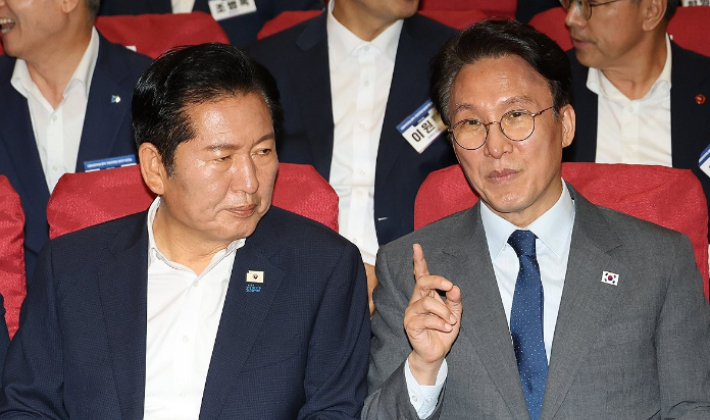 더불어민주당 정청래 대표(왼쪽)와 김민석 국무총리가 21일 국회 의원회관에서 열린 6·3 지방선거 단체장 당선자 워크숍에서 대화하고 있다. 연합뉴스