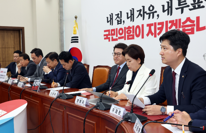 국민의힘 우재준 청년 최고위원(오른쪽)이 18일 국회에서 열린 최고위원회의에서 발언하고 있다. 연합뉴스