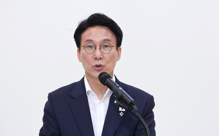김민석 국무총리가 22일 서울 종로구 정부서울청사 별관에서 열린 출입기자 간담회에서 지난 1년의 성과를 되돌아보고 있다. 연합뉴스