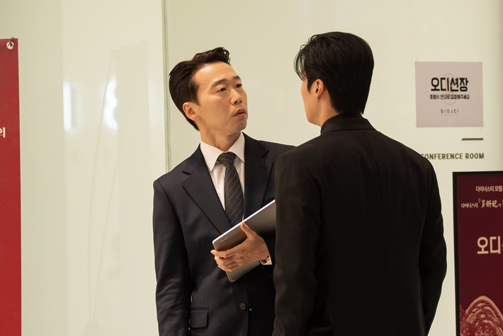 윤병희는 손재한이라는 인물에 생동감을 부여하는 여러 설정을 만들어 소화했다. SBS '멋진 신세계' 제공