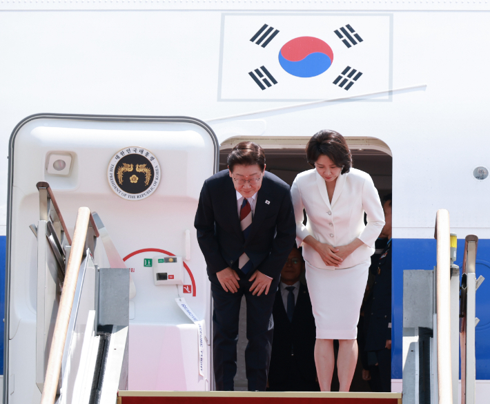 유럽순방 마치고 귀국하는 이재명 대통령. 연합뉴스