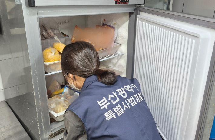 부산시가 다음 달 31일까지 '여름 관광철 기초위생 확립 기획수사'를 실시한다. 부산시 제공