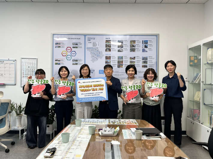 전주시는 22일 전주시립도서관 꽃심에서 지역서점 8곳이 마련한 기증도서를 전주시가족센터에 전달했다고 밝혔다. 전주시 제공