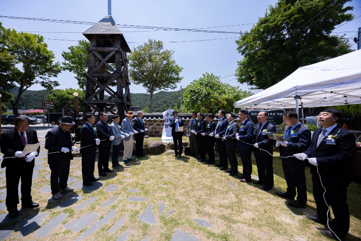 예장합동 총회 역사위원회가 주관한 금산교회 순교자 등재 및 한국기독교 순교사적지 제13호 지정 감사예배에서 참석자들이 현판 제막식을 하고 있다. 금산교회 제공