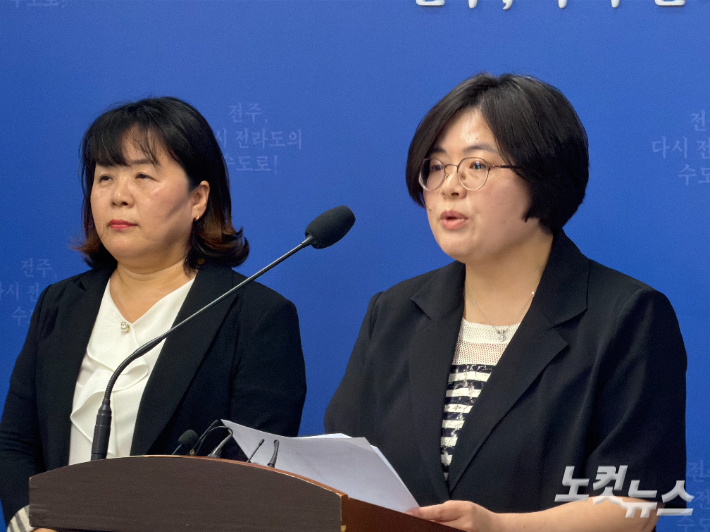 민선 9기 전주시장직 인수위원회 고선미 돌봄·복지분과 위원장(사진 왼쪽)과 김성아 대변인. 남승현 기자