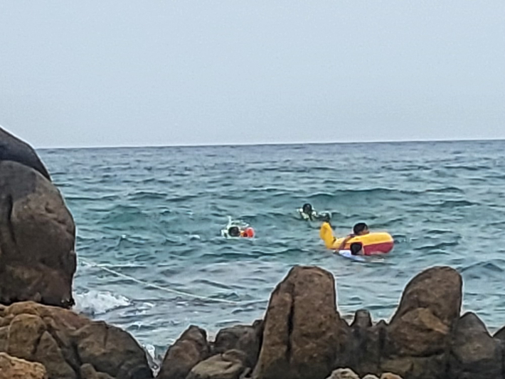  양양 하조대해변에서 물에 빠진 30대 남성을 구조하고 있는 속초해양경찰서 직원들. 속초해양경찰서 제공