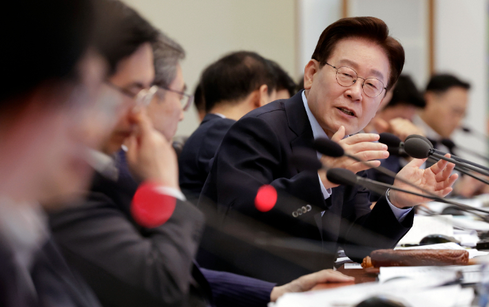 이재명 대통령이 23일 청와대에서 국무회의 겸 비상경제점검회의를 주재하고 있다. 연합뉴스