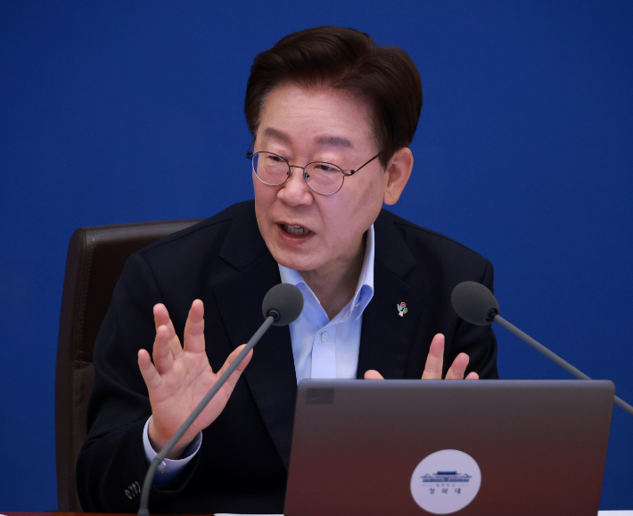 이재명 대통령이 23일 청와대에서 열린 국무회의 겸 비상경제점검회의에서 발언하고 있다. 연합뉴스
