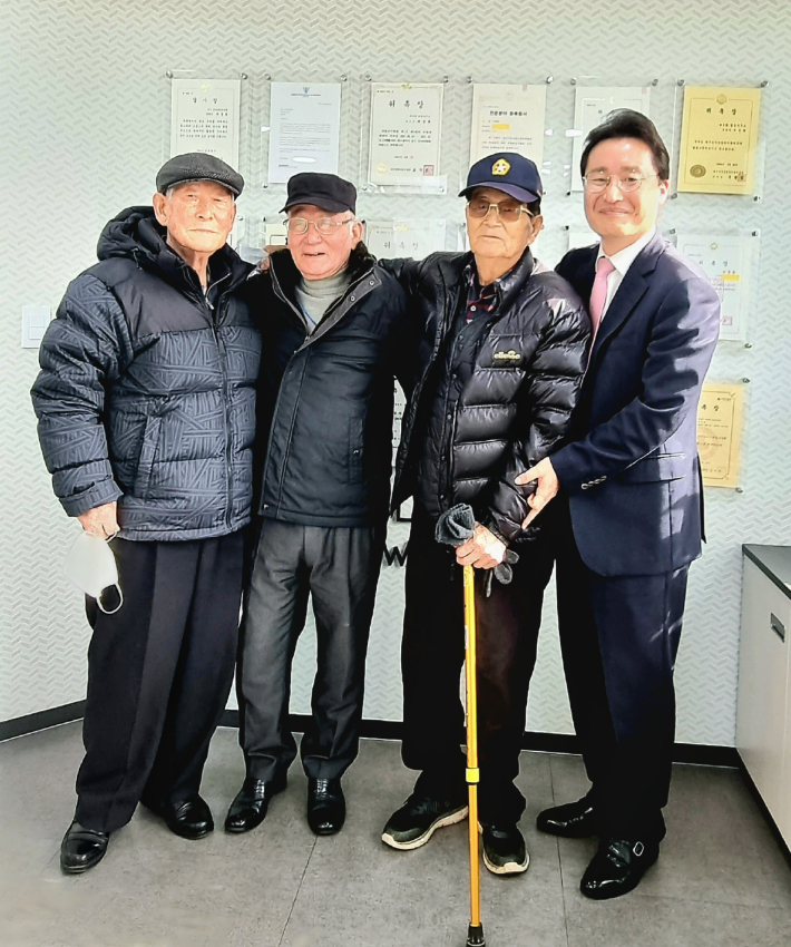 지난 2022년 변호사 사무실을 방문한 (왼쪽부터) 박태승, 故 장병율, 장성곤 어르신과 하경환 변호사. 하경환 변호사 제공  