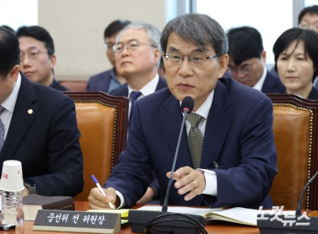 질의에 답하는 노태악 전 선관위원장