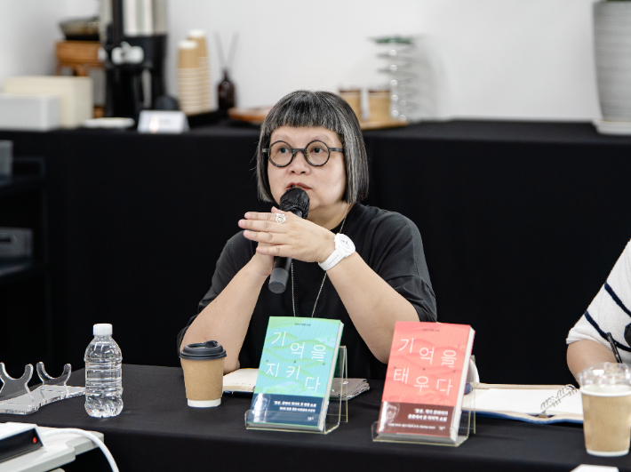 영화 '첨밀밀' 각본 기획에 참여와 타이완 금전문학상을 수상한 홍콩 작가 찬와이가 23일 오전 서울 중구 스페이스에이드 CBD에서 열린 내한 기념 기자간담회에서 작품에 대해 설명하고 있다. 민음사 제공 