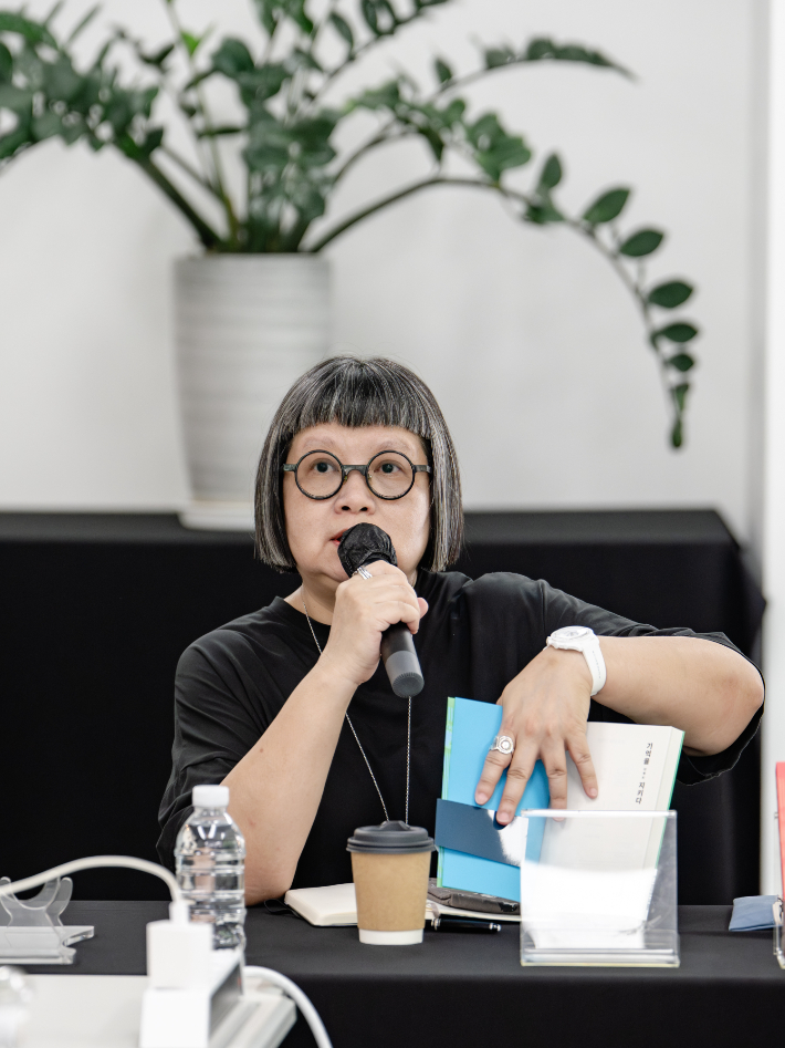 영화 '첨밀밀' 각본 기획에 참여와 타이완 금전문학상을 수상한 홍콩 작가 찬와이가 23일 오전 서울 중구 스페이스에이드 CBD에서 열린 내한 기념 기자간담회에서 작품에 대해 설명하고 있다. 민음사 제공 