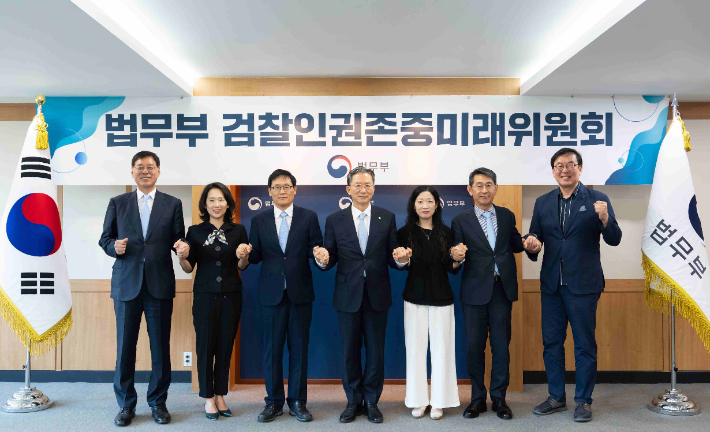지난 10일 정성호 법무부 장관(가운데)이 정부과천청사 법무부에서 열린 검찰인권존중미래위원회 발족식에 참석해 위촉된 위원들과 기념촬영을 하는 모습. 연합뉴스