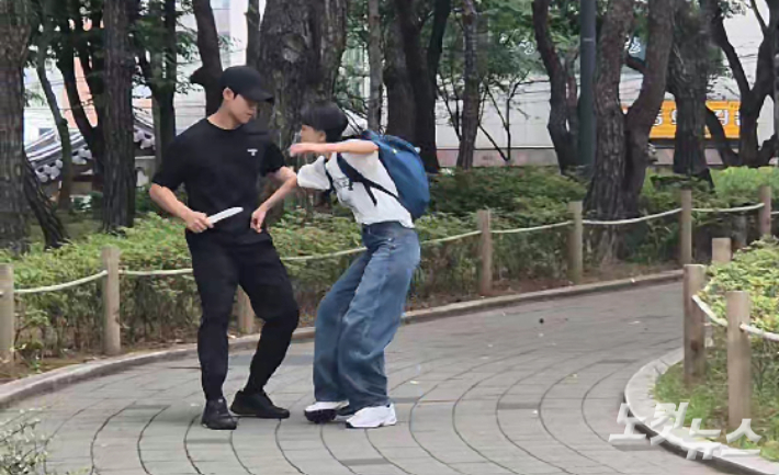 23일 대구 수성구 시지동 노변공원에서 진행된 대구경찰청 FTX 훈련에서 범인이 흉기로 여학생을 위협하고 있다. 정진원 기자