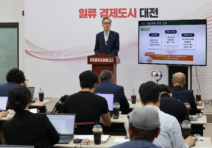 유득원 대전시 행정부시장이 23일 기자회견을 열고 트램 개통 시기가 늦춰진 것에 대해 설명하고 있다. 대전시 제공