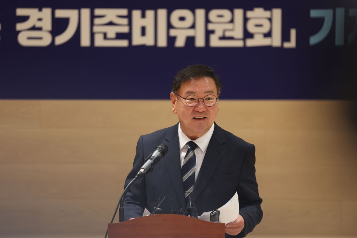 경기지사 인수위원장 역할을 맡은 김태년 공정·혁신·포용 경기준비위원장이 지난 18일 경기 수원 경기신용보증재단 3층 브리핑실에서 기자간담회에서 모두 발언을 하는 모습. 공정·혁신·포용 경기준비위원회 제공