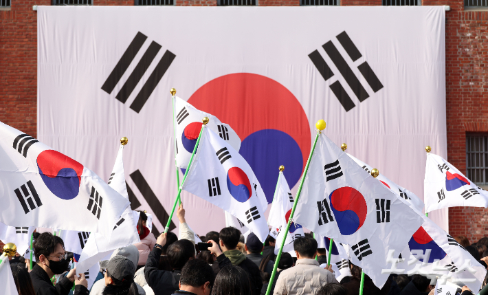 제107주년 3.1절인 지난 3월 1일 서울 서대문구 서대문형무소 역사관을 찾은 시민들이 태극기를 흔들고 있는 모습. 황진환 기자