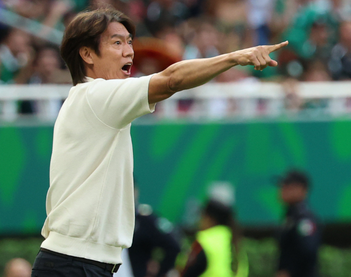 지난 18일(현지시간) 멕시코 사포판 과달라하라 스타디움에서 열린 2026 북중미 월드컵 A조 2차전 한국과 멕시코의 경기. 홍명보 감독이 선수들에게 작전을 지시하고 있다. 연합뉴스