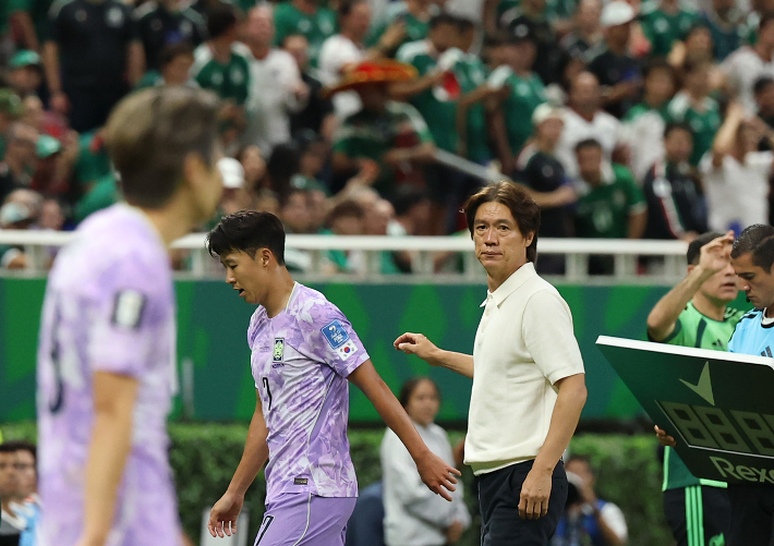 지난 19일(한국시간) 멕시코 사포판 과달라하라 스타디움에서 열린 2026 북중미 월드컵 A조 2차전 한국과 멕시코의 경기. 홍명보 감독이 오현규와 교체된 손흥민을 격려하고 있다. 연합뉴스