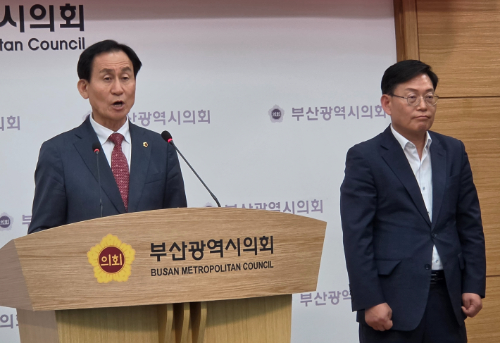 국민의힘이 제10대 부산시의회 전반기 의장 후보로 3선 강무길 당선인(왼쪽)을 선출했다. 원내대표에는 재선 박종철 당선인이 선출됐다. 부산시의회 제공