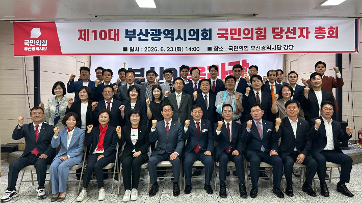 국민의힘이 제10대 부산시의회 전반기 의장 후보로 3선 강무길 당선인(왼쪽)을 선출했다. 원내대표에는 재선 박종철 당선인이 선출됐다. 국민의힘 부산시당 제공