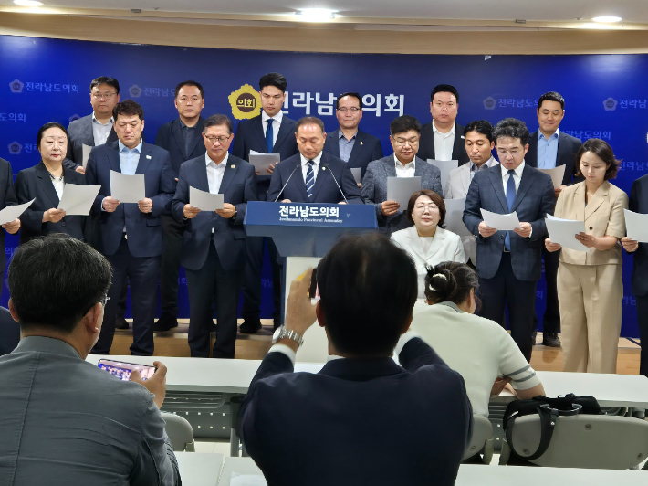 김원이 국회의원과 강성휘 목포시장 당선인, 목포 광역·기초의원은 23일 오전 전남도의회에서 공동 기자회견을 열고 "민형배 전남광주통합특별시장 당선인이 특별시의 주청사를 '순천'으로 지정한 데에 대해 "지역 갈라치기이자 균형발전을 역행하고 있다"며 즉각적 철회를 촉구했다. 김 의원실 제공 