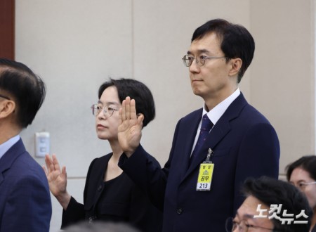 선서하는 前송파선관위원장-前서울선관위원장