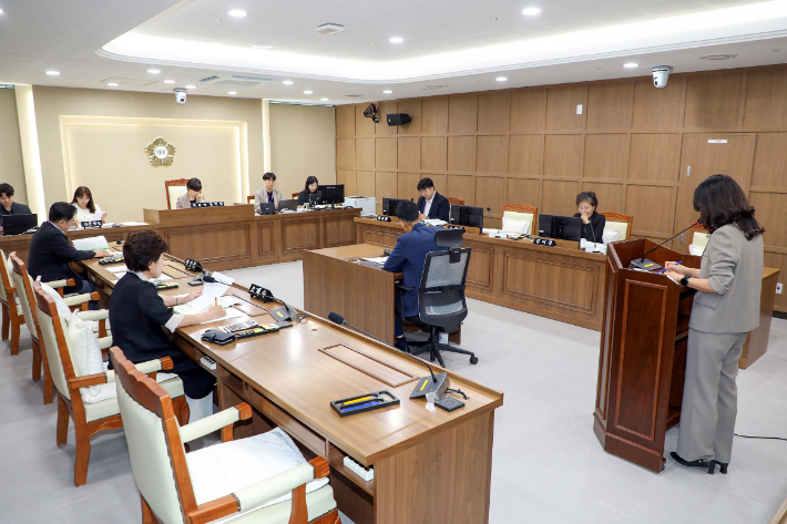 수원시의회 문화체육교육위원회 안건 심사. 수원시의회 제공