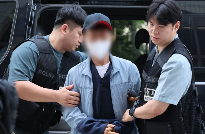 'LG전자 흉기난동' 협력사 직원 구속 심사 출석. 연합뉴스
