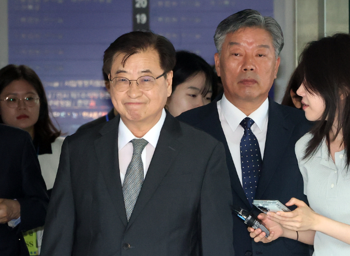 서훈 전 청와대 국가안보실장과 김홍희 전 해양경찰청장이 지난 16일 서울 서초구 서울고법에서 열린 서해 공무원 피격 사건 관련 2심 선고 공판을 마친 후 법정을 나서는 모습. 연합뉴스
