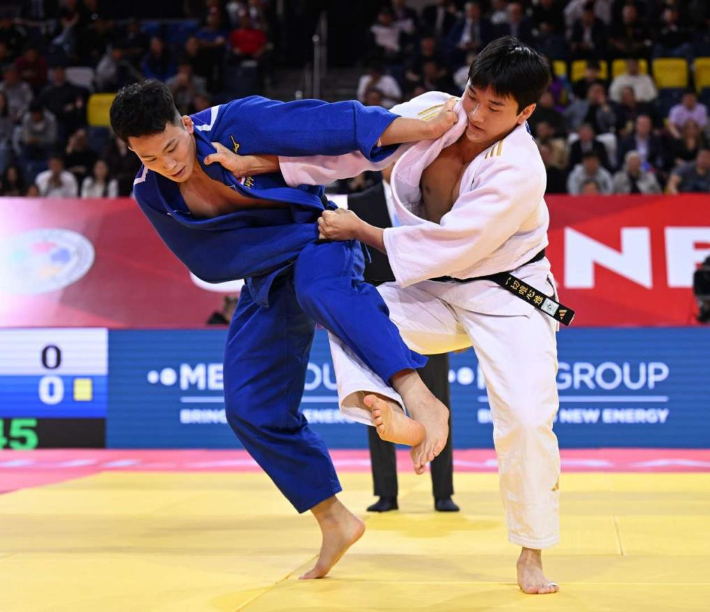 이준환(사진 오른쪽)이 20일 몽골 울란바타르 AIC 스텝 아레나에서 열린 국제유도연맹(IJF) 2026 울란바타르 그랜드슬램 결승에서 오이노 유헤이(일본)를 상대로 기술을 시도하고 있다. 국제유도연맹 홈페이지 캡처