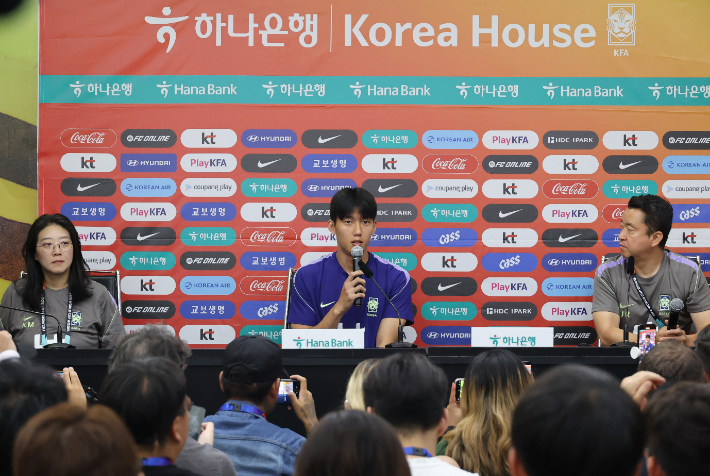 2026 북중미 월드컵에서 남아프리카 공화국과 조별리그 3차전을 앞둔 한국 축구 국가대표팀의 이한범이 22일(현지시간) 멕시코 누에보레온주 산니콜라스의 에스타디오 우니베르시타리오에서 비공개 훈련에 앞서 인터뷰하고 있다. 연합뉴스