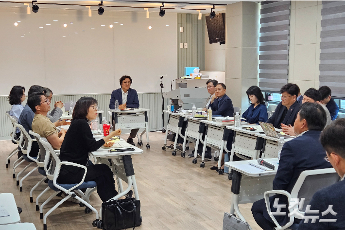 주민직선 제5기 강원특별자치도교육감직 인수위원회가 지난 16일 춘천교육문화관에서 교육국 부서별 담당자들로부터 업무 보고를 받는 모습. 구본호 기자