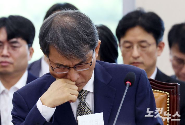 노태악 전 중앙선거관리위원회 위원장이 23일 국회에서 열린 '제9회 전국동시지방선거 투표용지 부족사태 등 국민참정권 침해 진상규명 및 선거관리 개혁을 위한 국정조사 특별위원회' 에 참석해 생각에 잠겨 있다. 황진환 기자