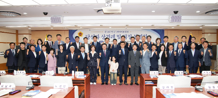 전북도의회가 23일 연 제13대 도의회 의정 설명회에서 당선자들이 기념촬영을 하고 있다. 전북도의회 제공