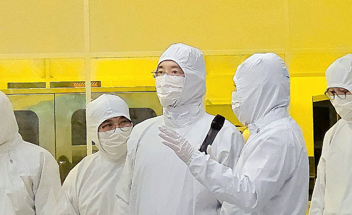 이재용 삼성전자 회장이 첨단 복합 반도체 연구개발 센터 시설을 살펴보고 있다. 연합뉴스