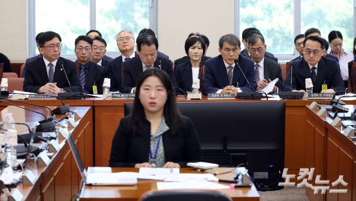 23일 국회에서 '제9회 전국동시지방선거 투표용지 부족사태 등 국민참정권 침해 진상규명 및 선거관리 개혁을 위한 국정조사 특별위원회' 회의가 열리고 있다. 왼쪽부터 강동완 중앙선거관리위원회 사무총장 직무대리, 위철환 중앙선거관리위원회 위원장 직무대행, 노태악 전 중앙선거관리위원회 위원장, 허철훈 전 중앙선거관리위원회 사무총장. 황진환 기자