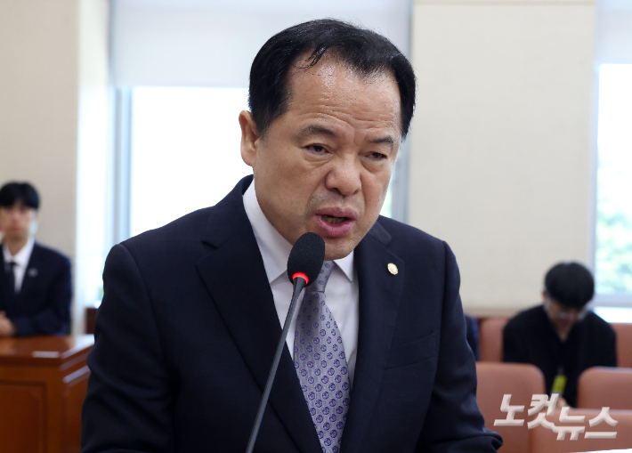 위철환 중앙선거관리위원회 위원장 직무대행이 23일 국회에서 열린 '제9회 전국동시지방선거 투표용지 부족사태 등 국민참정권 침해 진상규명 및 선거관리 개혁을 위한 국정조사 특별위원회' 에 참석해 기관보고를 하고 있다. 황진환 기자