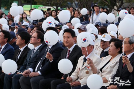 태극기 풍선 흔드는 오세훈 서울시장