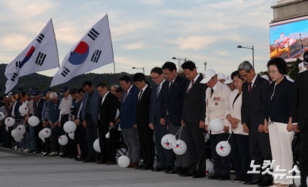묵념하는 오세훈 서울시장