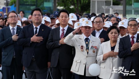 국민의례하는 오세훈 서울시장