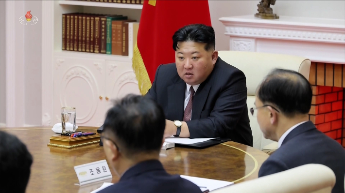 북한이 지난 22일 당 중앙위원회 제9기 제3차 정치국회의를 소집해 부문별 협의회에서 제기된 의견과 예산심의조의 사업보고를 검토하고 전원회의 결정서 초안을 최종 확정했다고 조선중앙TV가 23일 보도했다. 연합뉴스
