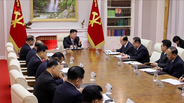 당 제9기 3차 정치국회의 주재하는 김정은. 연합뉴스