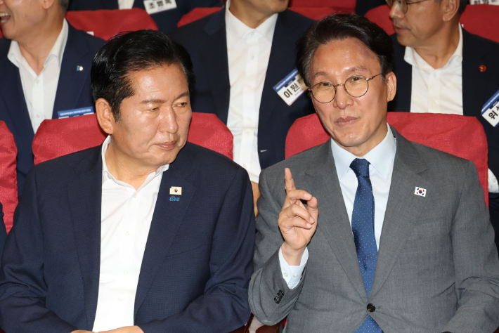 더불어민주당 정청래 대표(왼쪽)와 김민석 국무총리가 21일 국회 의원회관에서 열린 6·3 지방선거 단체장 당선자 워크숍에서 대화하고 있다. 연합뉴스