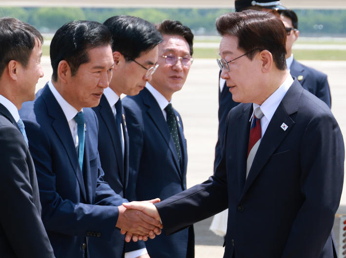 G7 정상회의와 유럽 순방을 마치고 귀국한 이재명 대통령이 18일 성남 서울공항에서 환영나온 더불어민주당 정청래 대표와 인사하고 있다. 연합뉴스