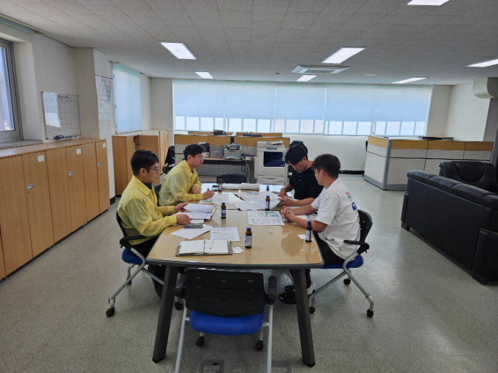 아산시 관계자들이 농어촌공사 당진지사를 방문해 곡교천 하류 지역의 고질적인 침수 피해를 예방하기 위해 건의사항을 전달하고 있다. 아산시 제공
