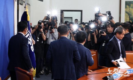 퇴장하는 정청래 대표