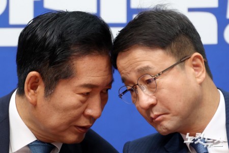 귀엣말 나누는 정청래-한병도