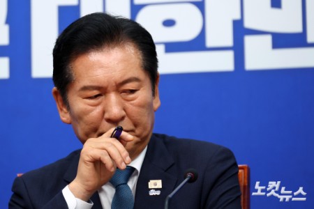 생각에 잠긴 정청래 대표